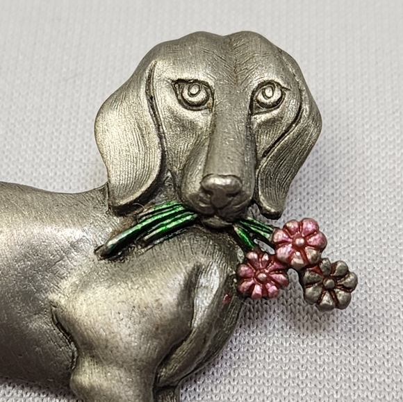 JJ Jonette Pewter Dachshund Holding Flowers Brooch Pin - Picture 2 of 9